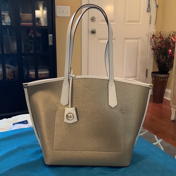 FINAL CHANCE!⭐️NWT, GORGEOUS MICHAEL KORS TOTE⭐️PRICED TO SELL ‼️ - Picture 3 of 16